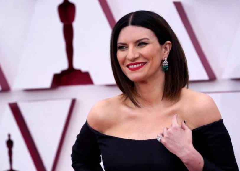 La cantante italiana Laura Pausini llegaba a la alfombra roja con un vestido negro de Valentino y joyas de Bulgari.