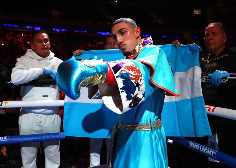 Teófimo López, de sangre hondureña, subió al cuadrilátero con la bandera de Honduras a sus espaldas.