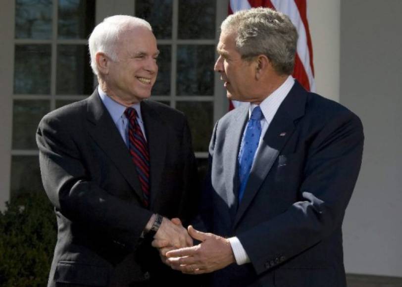 Tras su éxito en el Senado, McCain se decidió a disputar las primarias republicanas para las elecciones de 2000 contra George W. Bush.