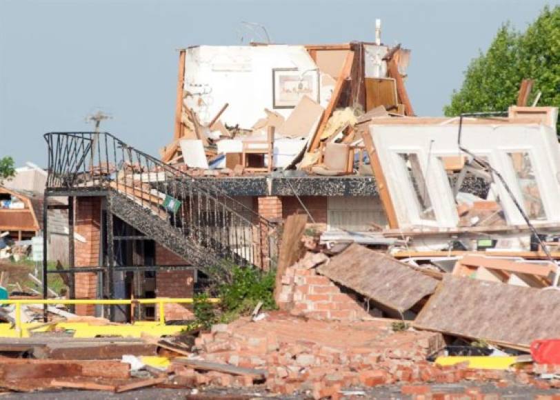 El tornado destruyó casi por completo un parque de casas rodantes, y White dijo que los residentes habían sido trasladados a refugios temporales.
