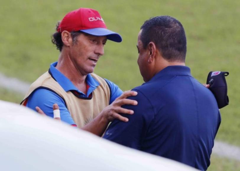 Pedro Troglio mostró su respeto a Jhon Jairo López, entrenador del Platense, al final del partido.
