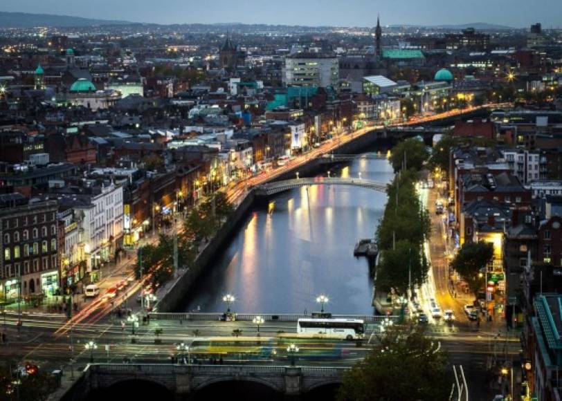 Dublín, la capital de Irlanda, se encuentra en la provincia de Leinester que es una mezcla de bellos paisajes y modernas ciudades, donde viven más de la mitad de los habitantes del país.<br/><br/>En Leinster está Newgrange, el monumento neolítico más grandioso e impresionante de Europa, y los fastuosos paisajes de Wicklow y Kilkenny, con su rica arquitectura normanda y su gran ambiente.<br/>