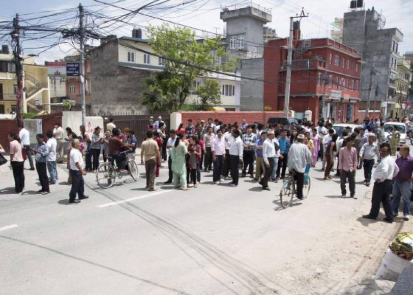 Miles de personas salieron a la calle ante el temor de más réplicas y los comercios han cerrado las puertas.