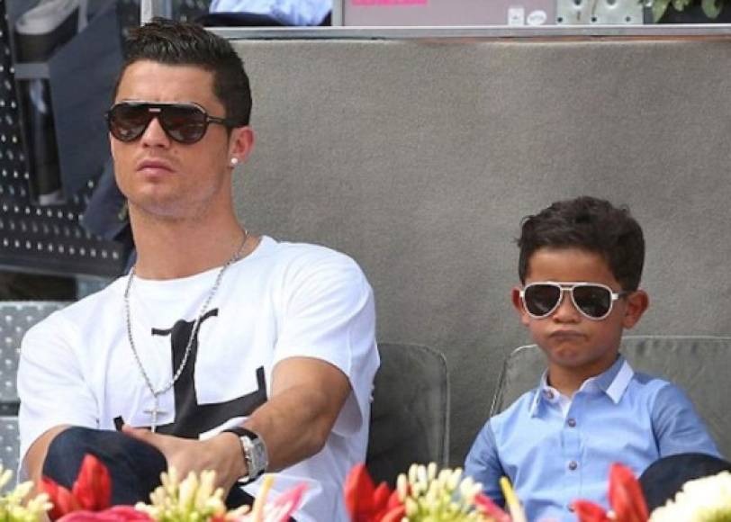 El niño arribó a los 10 años de edad lleno de halagos de sus seres queridos. El pequeño Cristiano Ronaldo JR. fue el primero de los hijos que tuvo el cinco veces ganador del Balón de Oro.