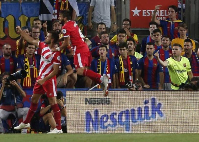 En el minuto 45 ya sobre el final del primer tiempo, Stuani anotó y los aficionados del Barcelona le hicieron malas señalas al uruguayo en el momento que festejaba su tanto.