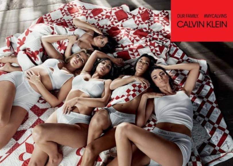 Las hermanas Kardashian-Jenner se unieron en una sesión de fotos para celebrar la campaña 'Our Family' de Calvin Klein.<br/><br/>Mientras Kendall, Khloé, Kim y Kourtney posan sin restricciones, Kylie parece tratar de ocultar algo en cada foto.