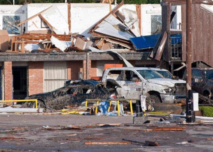 En Oklahoma al menos dos personas murieron y 29 se encontraban hospitalizadas luego que un tornado arrasara el fin de semana un campamento de casas móviles en El Reno.
