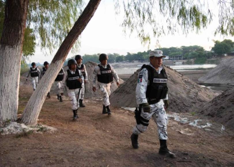 La Guardia Nacional también resguardó la frontera en las orillas del río Suchiate.