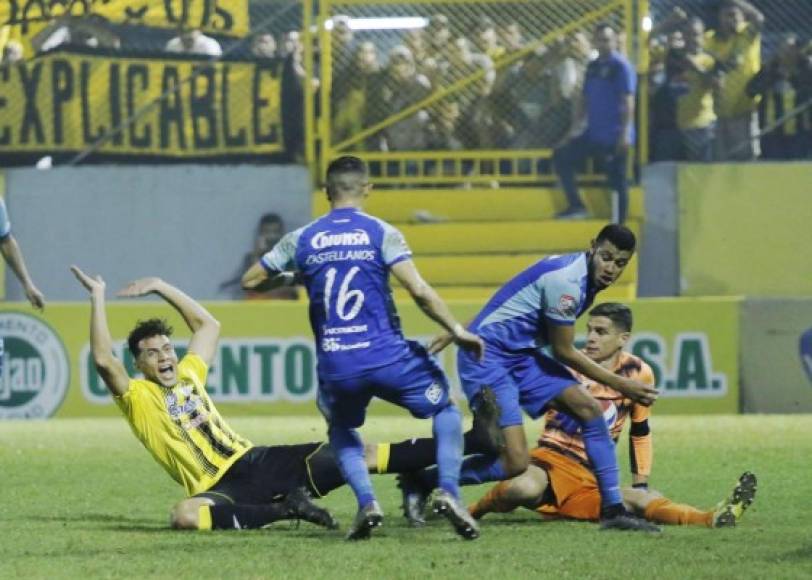 El momento del penal de Marcelo Pereira a Ángel Tejeda que el árbitro no pito. El defensa de Motagua le dio en el pie de apoyo al delantero del Real España y éste cayó al suelo.