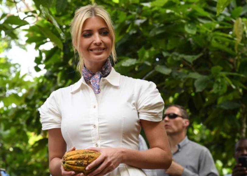 Ivanka visitó las plantaciones de cacao de un grupo de mujeres en Costa de Marfil.