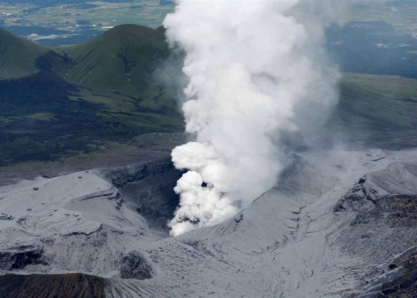 Pero el Kilauea no es el único volcán que pone en riesgo a grandes poblaciones.<br/><br/>En Japón, el Monte Aso, un supervolcán muy activo localizado en la isla de Kyushu, mantiene en vilo a las ciudades de Kumamoto y Nagasaki, con más de un millón de habitantes.