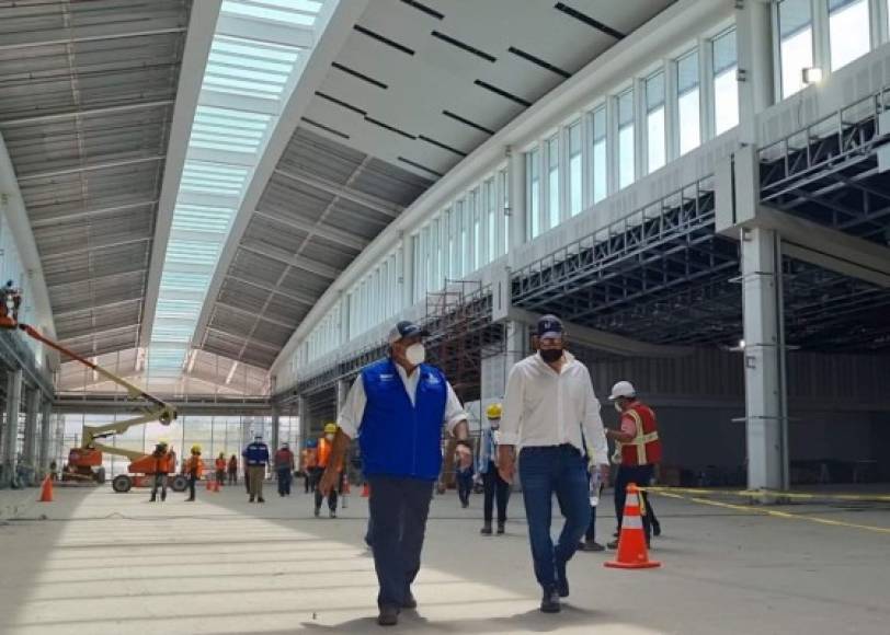 La empresa Palmerola International Airport es la encargada de la construcción. Indican que contará con sistemas de aire acondiciona, redes eléctricas, salas de espera, puentes de abordaje, estacionamientos y zonas de carga de primer nivel.