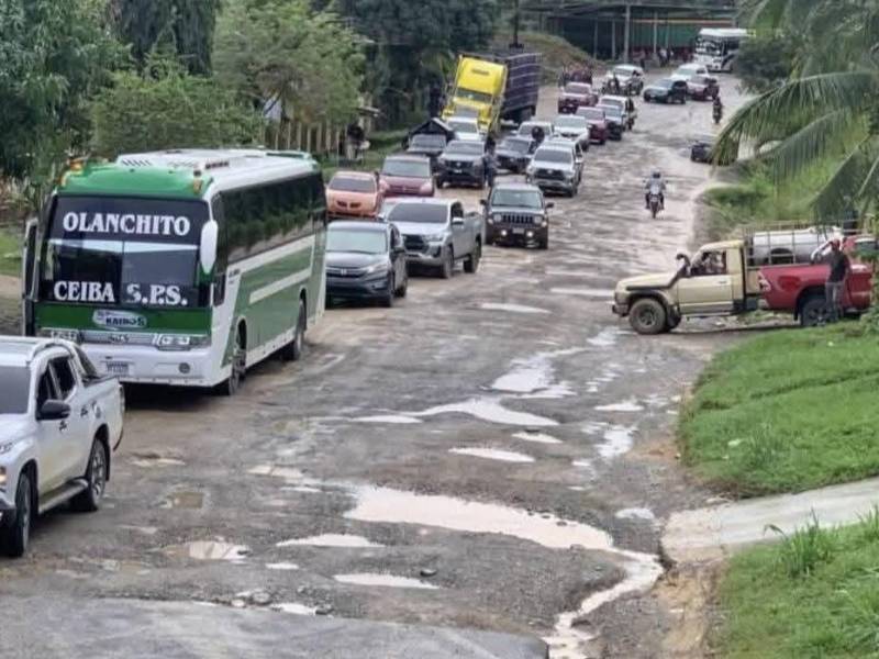 El tramo de la comunidad de Descombros en el municipio de Jutiapa, Atlántida, el asfalto ha desaparecido.