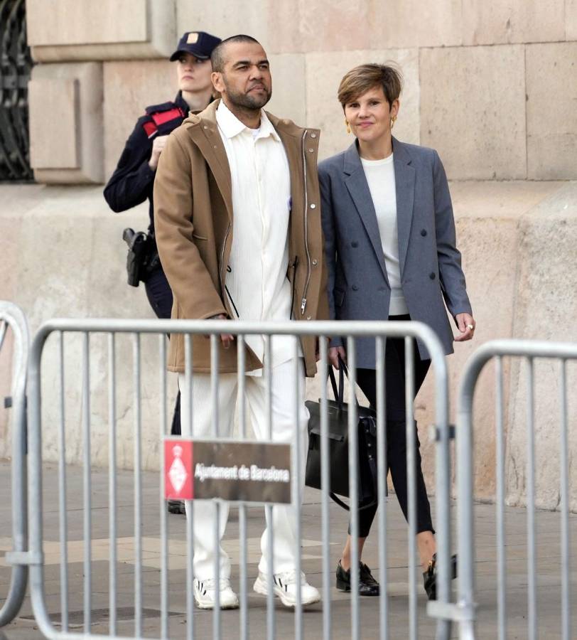 Dani Alves saliendo de los juzgados tras firmar, una de las exigencias que le pusieron tras salir en libertad bajo fianza.