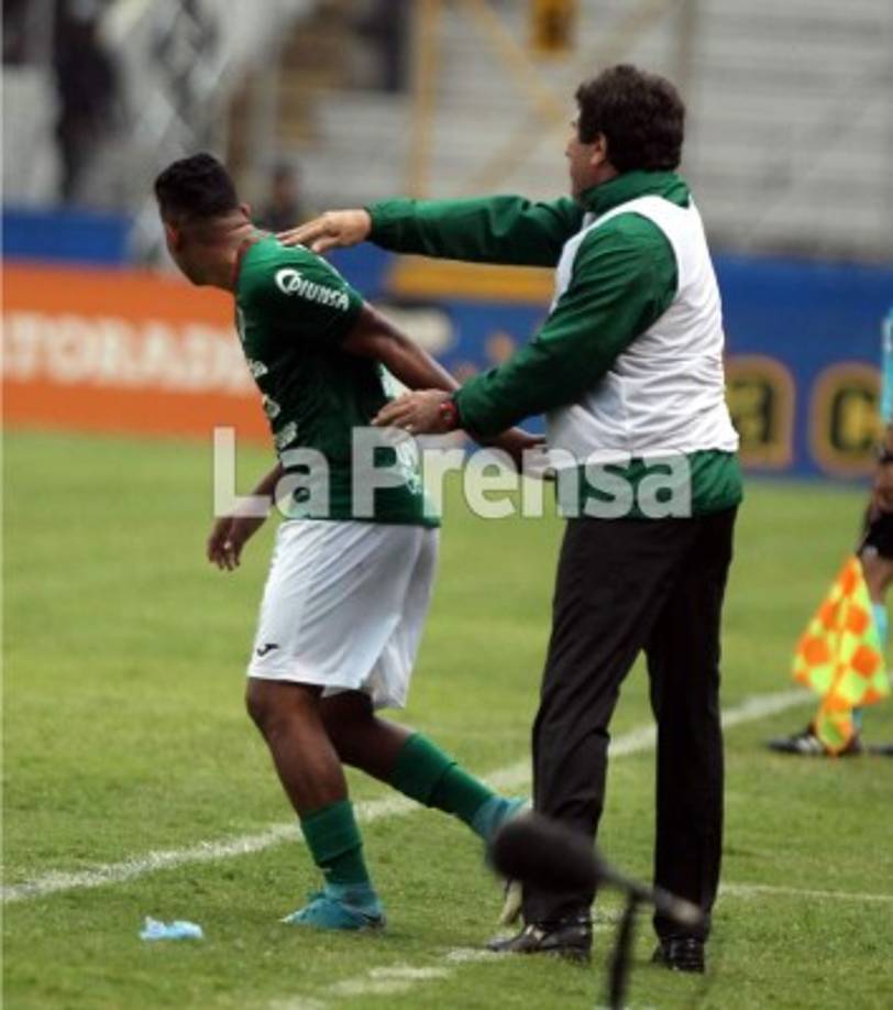 Héctor Vargas felicitó a Bryan Martínez por su golazo.