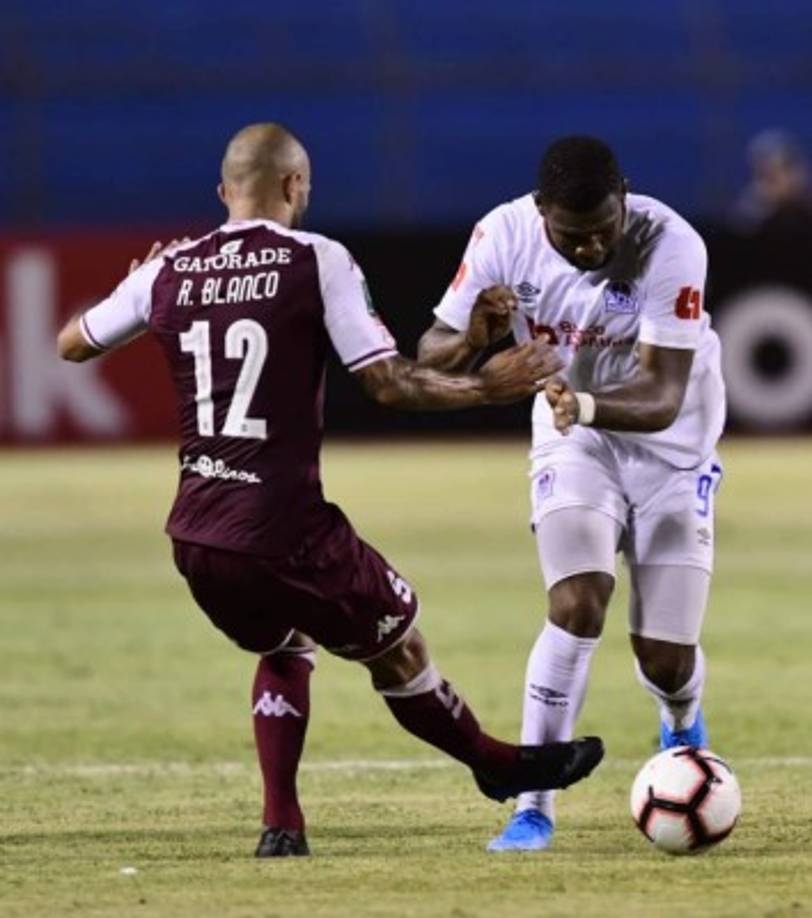 El tico Ricardo Blanco le dio este patadón a Jorge Benguché en un lance del partido. Foto Yoseph Amaya