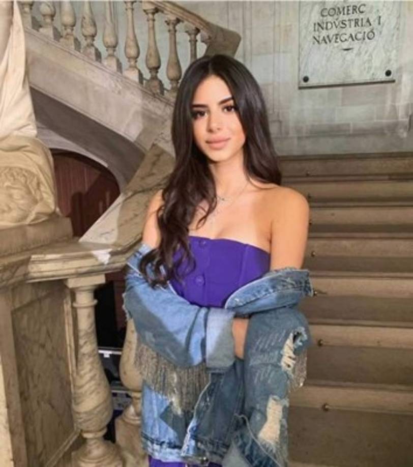 María Taktouk, hija mayor de Daniella Semaan, esposa de Cesc Fábregas, brilló también en el desfile de Rosa Clará. La joven intenta seguir los pasos de su madre con un vestido similar, aunque menos escotado.