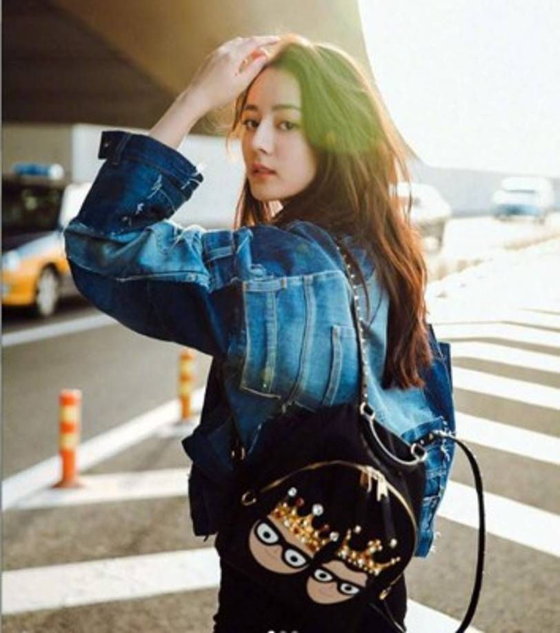 Dilmurat, de 25 años, es una popular actriz de cine y televisión. No reaccionó al interés del antiguo jugador del Milan.