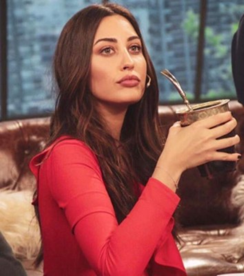 Yoyi estudia canto y actuación desde los diez años, asegura que su padre la apoyó desde un principio cuando le contó a qué se quería dedicar