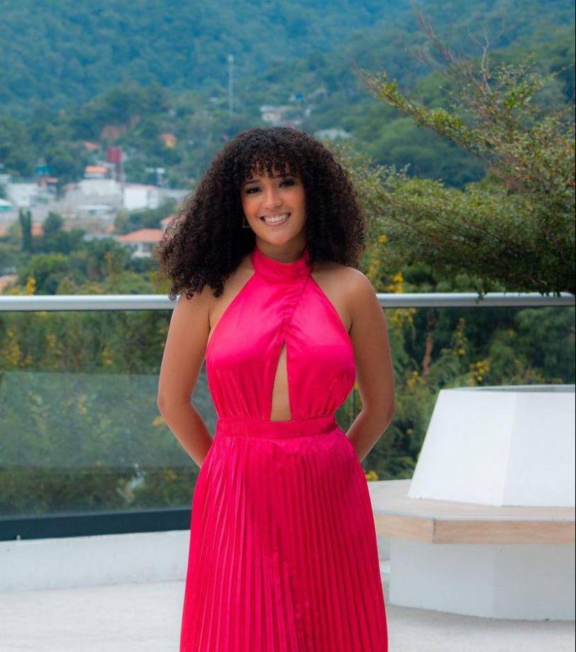 Asimismo cuenta con un diplomado en Periodismo Deportivo y actualmente estudia un curso online mexicano sobre “Reporteros en el deporte”. 