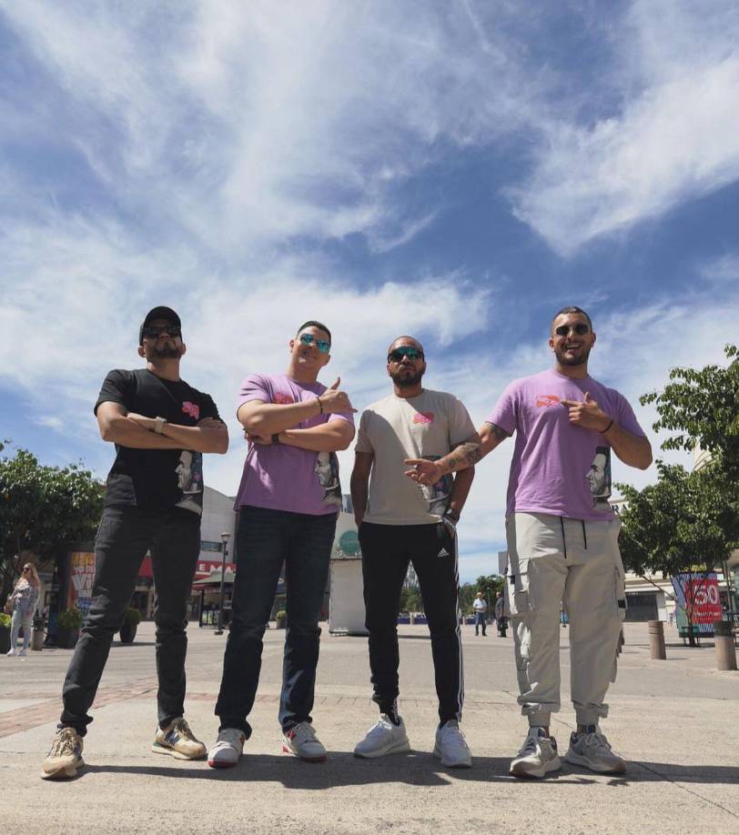 Entre risas y en forma de broma agregaron que si les depositan dos millones podría que no asistan a las protestas, a lo que inmediatamente Dj Chaval les dijo a sus compañeros “Nombre, no digan eso loco”.