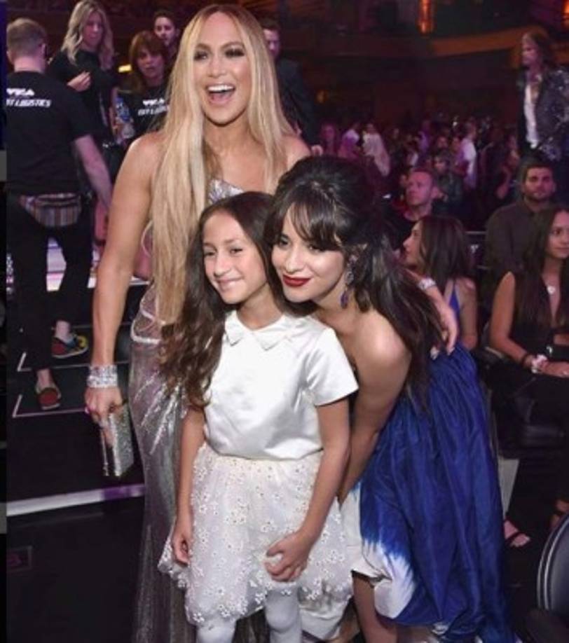 La cantante anduvo tomándose fotos con varias celebridades, en esta imagen posando con la hija de Jennifer López, Emme Anthony.