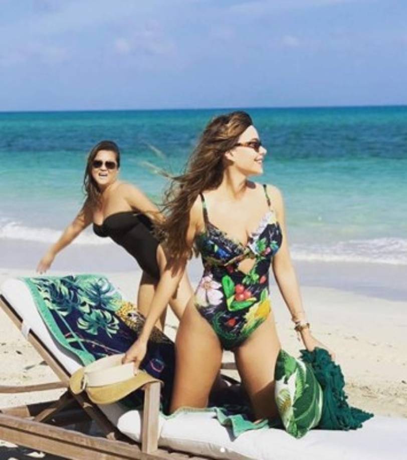 Sofia Vergara publicó algunas imágenes en las que luce muy relajada en la playa en donde se encuentra con su amor Joe Manganiello.