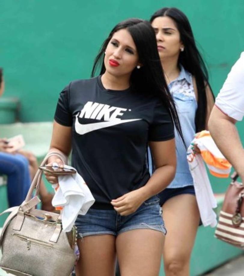 La belleza de esta mujer llamó la atención en las gradas del estadio Yankel Rosenthal.