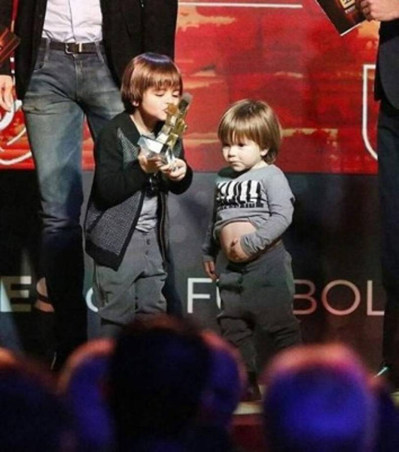 Diciendo adiós con la manita o quitándole el micrófono para decir unas palabras, Sasha, que cumplirá dos años el próximo mes de enero y Milan, cuatro, subieron al escenario y deleitaron a los asistentes con sus buenas artes.