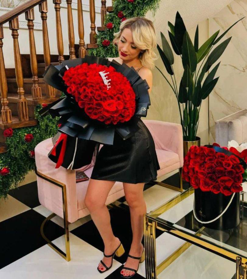 La chica presume los detalles que tiene Najar con ella.