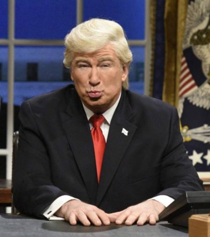 Trump también insultó al actor Alec Baldwin, su famoso imitador en el programa Saturday Night Live. 'Alec Baldwin, cuya moribunda mediocre carrera se salvó por su terrible personificación de mí en SNL, ahora dice que imitarme fue una agonía', escribió el presidente en Twitter.<br/><br/>'Alec, fue una agonía para los que se vieron obligados a verte', agregó.