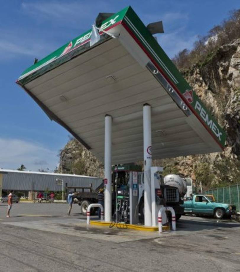 Los fuertes vientos levantaron el techo de esta gasolinera.