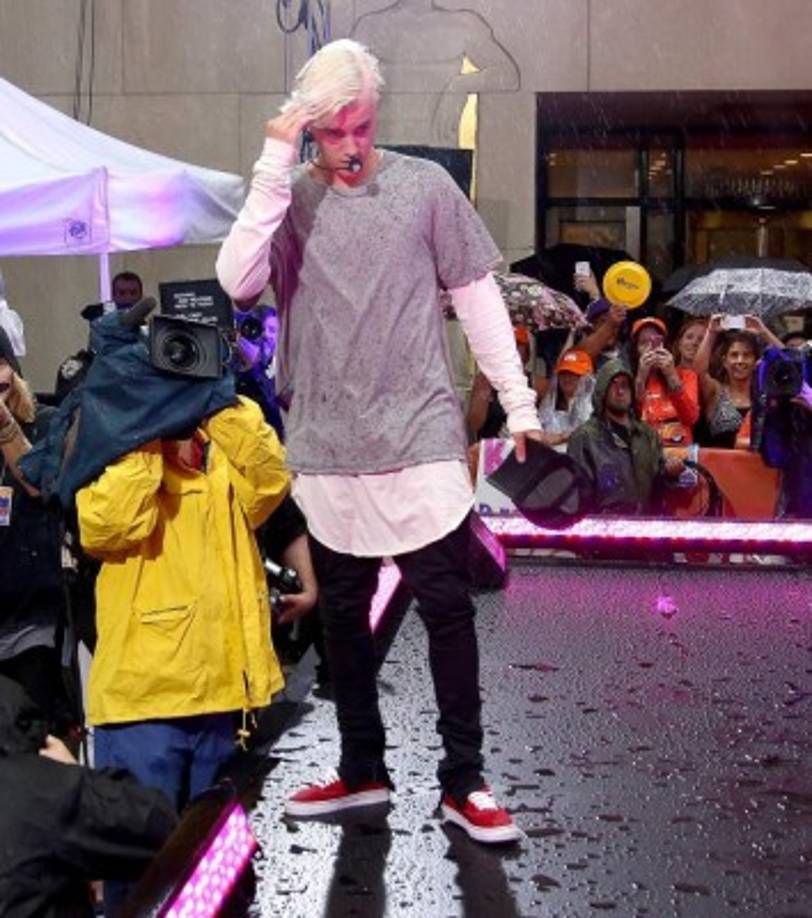 Justin Bieber apuesta ahora por llevar su cabello como 'lengüetazo de vaca'. En las redes sociales solo se habla de su nueva apariencia.