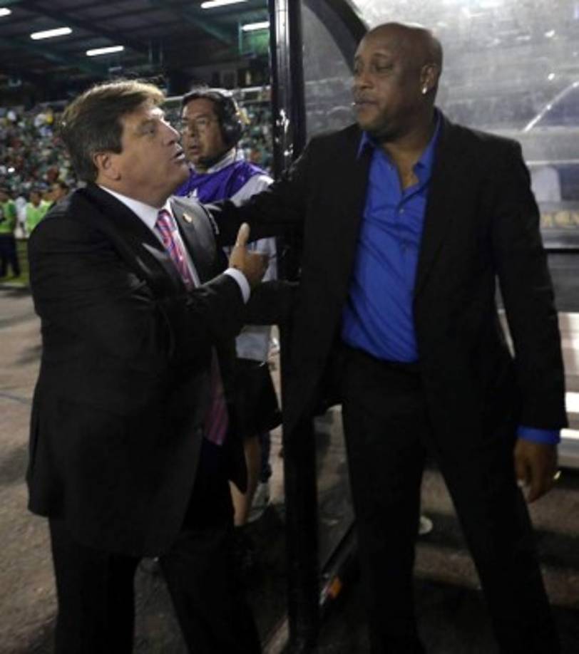 Miguel Herrera y Hernán Medford se saludaron antes del pitazo inicial.