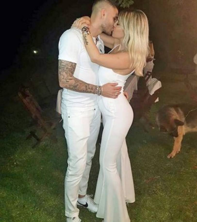 Mauro Icardi, el jugador que le quitó la chica al delantero Maxi López, le dio la bienvenida al 2019 junto a Wanda Nara.