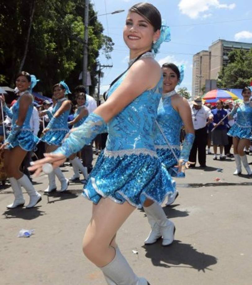 La belleza y gracia de Catherine Reyes arrancó los aplausos de los capitalinos.