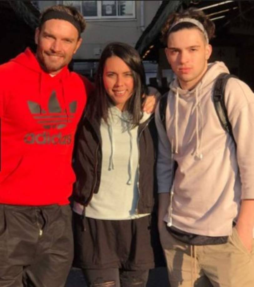 Julian tiene dos hijos mayores que Matías: Nicolle y Julian Jr. Gil.