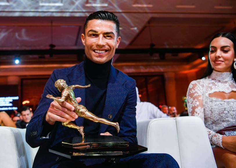 Cristiano Ronaldo, mostrando el premio Diego Maradona que ganó por ser mejor goleador del año 2023.