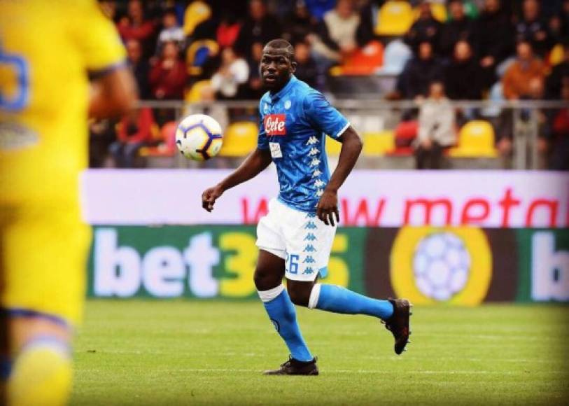 Kalidou Koulibaly: La prensa de Italia ha revelado que el Napoli ha rechazado una oferta de 90 millones de euros del Real Madrid por el defensor senegalés.