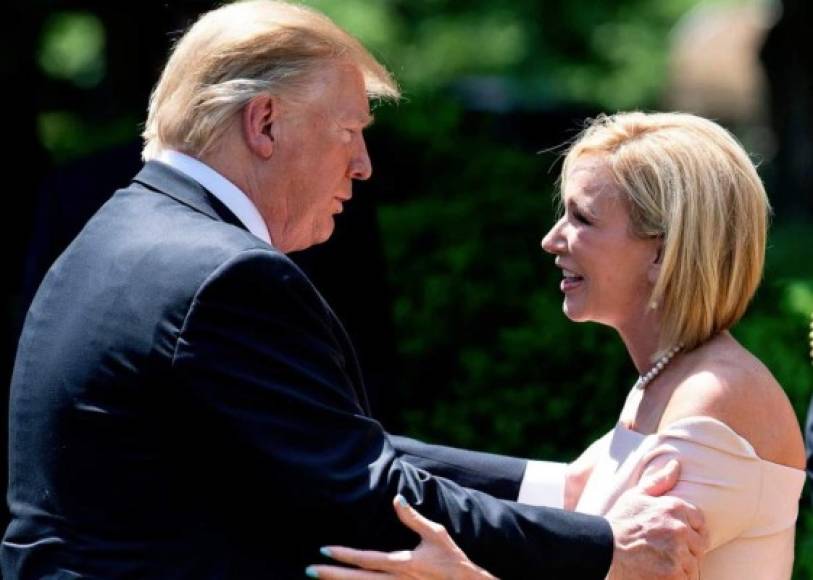 'No quiero tu dinero ni tu fama, yo quiero tu alma', esas fueron las primeras palabras que la predicadora estadounidense, Paula White, le dijo a Donald Trump cuando el magnate la llamó hace varios años para que lo asesora espiritualmente.<br/><br/>Casi una década después, White se ha convertido en la mujer que busca llevar a Trump a la reelección con el voto evangélico.