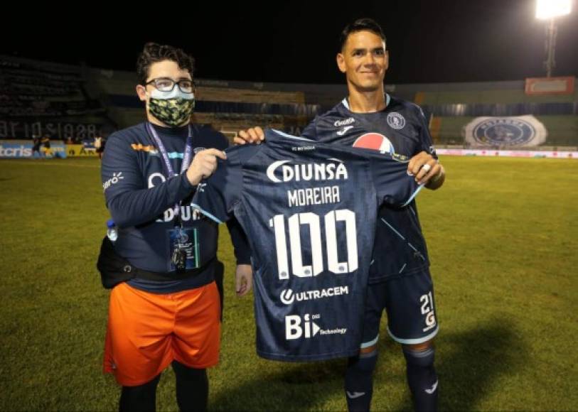 Roberto Moreira recibió un especial regalo de parte del Motagua, una camiseta por llegar a los 100 partidos con el Ciclón Azul.
