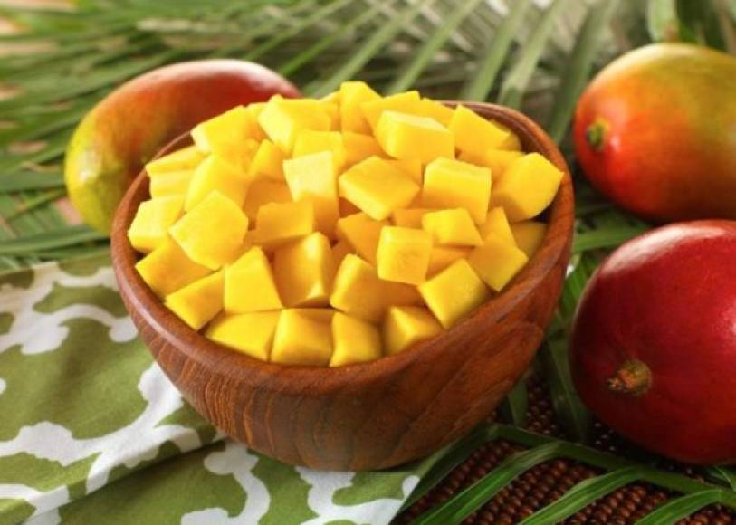 7. Bueno contra la anemia. Los mangos son buenos para las mujeres embarazadas y personas con anemia, debido a su contenido de hierro. La vitamina C en el mango ayuda al cuerpo a absorber el hierro. Las mujeres después de la menopausia se vuelven débiles, y deben comer mangos y otras frutas ricas en hierro.