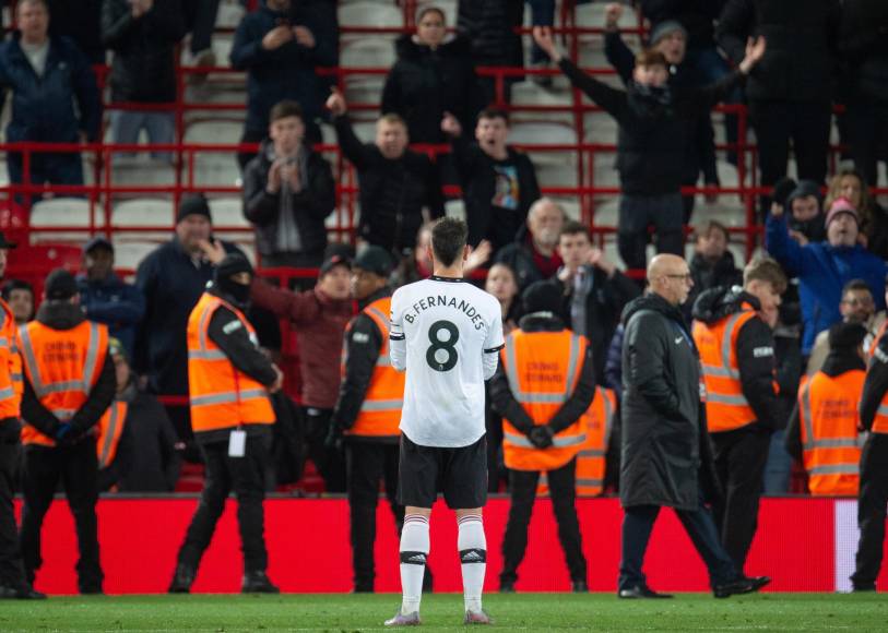 Los jugadores del Manchester United se trasladaron al sector donde estaban los aficionados para disculparse personalmente. Bruno Fernandes fue uno de ellos.