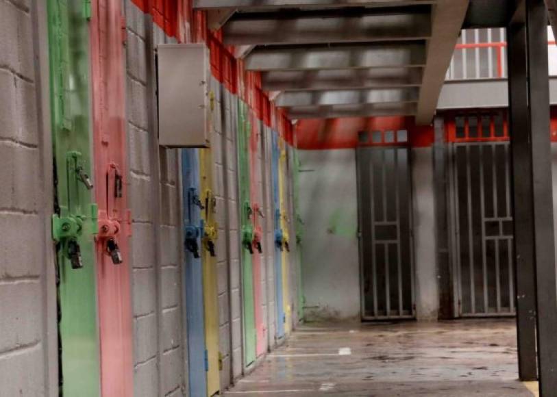 30 de junio de 2019. Los módulos 5 y 6 del centro penitenciario El Pozo protagonizaron una riña que dejó dos muertos, ambos mareros de la MS 13. <br/><br/>El sistema penitenciario de Honduras está compuesto por unas treinta cárceles y alberga a unos 22,000 presos, cuando su capacidad máxima es de 8,000, según cifras oficiales. <br/><br/>Luego que la noticia trascendiera en los medios de comunicación en la mañana, el Instituto Nacional Penitenciario (INP) confirmó el hecho violento a través de un comunicado.<br/><br/>Se detalló que al momento del altercado la visita familiar se desarrollaba con normalidad, pero de pronto los internos que residen en ambos módulos, los cuales todos son mareros de la MS 13, protagonizaron la riña que dejó las dos muertes.<br/><br/>De manera expedita, los agentes penitenciarios, miembros de la Fuerza Nacional de Control de Centros Penitenciarios (FNCCP) y elementos de la Fuerza de Seguridad Interinstitucional Nacional (Fusina) procedieron a evacuar a las visitas para proteger su integridad física ante la amenaza que representaba la revuelta de los reos.<br/><br/>El INP no dio los nombres de los occisos, pero se dio a conocer que ambos no presentaban heridas de armas de fuego ni de arma blanca, por lo que su causa de muerte se determinará a través del dictamen de la autopsia de Medicina Forense en la morgue del Ministerio Público de San Pedro Sula, aunque presumen que fue por asfixia.<br/><br/>Familiares de los presos que se encontraban afuera del reclusorio dijeron que se escucharon disparos y que desconocían si habían sido en contra de sus parientes.<br/><br/>“Salieron ambulancias y nosotros no sabemos nada de nuestros familiares, queremos saber qué pasa y no nos quieren dejar entrar”, expresó la madre de uno de los reos en las afueras de<br/><br/>Lea también: Empresario, su ayudante y un amigo, las víctimas de accidente en Santa Cruz de Yojoa<br/><br/>El Pozo en el momento que se daba la reyerta.<br/><br/>Al cierre de esta edición aún no se habían dado a conocer los nombres de los dos reos muertos en el altercado violento entre presuntos pandilleros.<br/><br/>La madrugada del ocho de octubre de 2018, dos reos fueron ultimados en este mismo centro penitenciario.<br/><br/>En el hecho ocurrido en el módulo 4 de mínima seguridad perdieron la vida Wilmer Nahúm Fonseca Rodríguez y Elvin Josué Valladares Castellanos. Los ahora occisos fueron apuñalados.<br/><br/>El cuatro de diciembre de 2018 se dio otro motín por parte de los presidiarios, aunque en esa ocasión no se reportaron víctimas mortales debido a una pronta acción de Fusina.<br/>pozo.209(1024x768)<br/>Solo dos cárceles de máxima seguridad existen en Honduras. Imagen de archivo.<br/><br/><br/><br/>