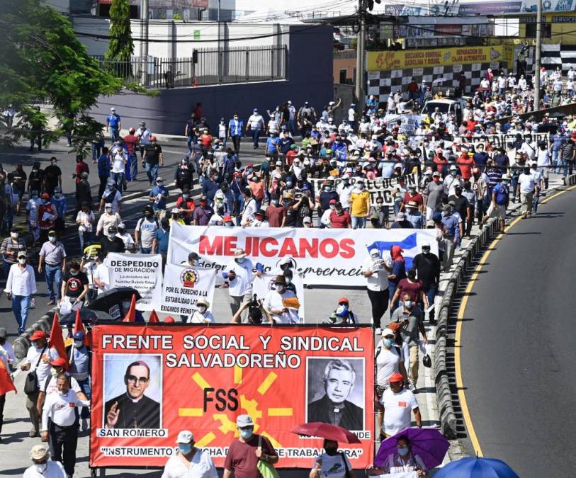 En la marcha participaron organizaciones feministas, de defensa de los derechos humanos, ecologistas y miembros de partidos políticos de izquierda y derecha que a viva voz gritaban diversas consignas en contra del gobierno.