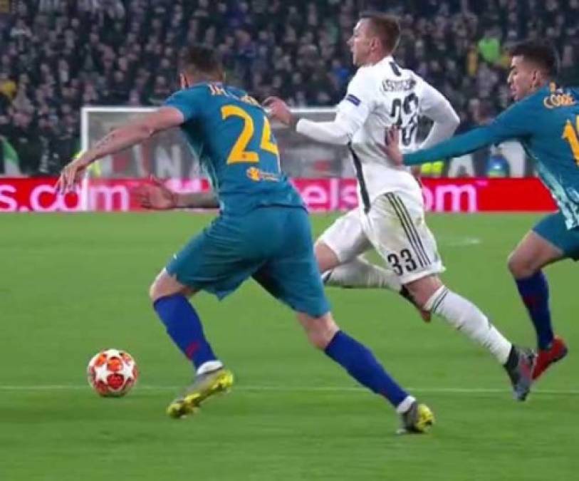 Y cuando parecía que tendríamos tiempos extras, el argentino Correa del Atlético de forma infantil le cometió una falta penal a Bernardeschi, volante de la Juventus. El atacante le dio un empujón en el área.