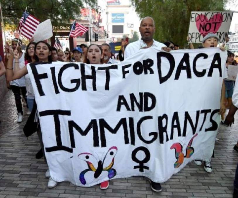 La líder demócrata de la Cámara de Representantes de EUA, Nancy Pelosi, discutió con jóvenes protegidos por la Acción Diferida (DACA) una estrategia que permita una legislación “limpia” que otorgue un estatus migratorio permanente a los “dreamers”. Los beneficiados con este programa, a los que se les llama “dreamers”, han visto con preocupación las exigencias del presidente Trump de ligar cualquier tipo de beneficio migratorio de carácter permanente a su favor, que se discute en el Parlamento, con la construcción de un muro en la frontera con México.