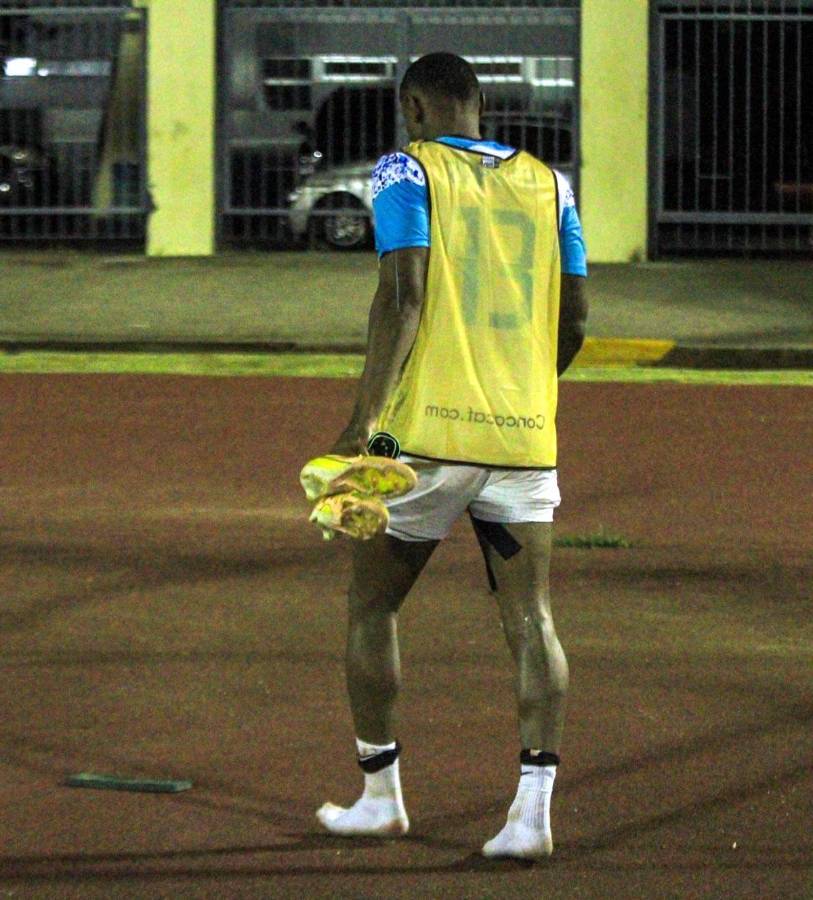 Ricky Zapata se retiró triste del estadio por el empate de Honduras ante Cuba.