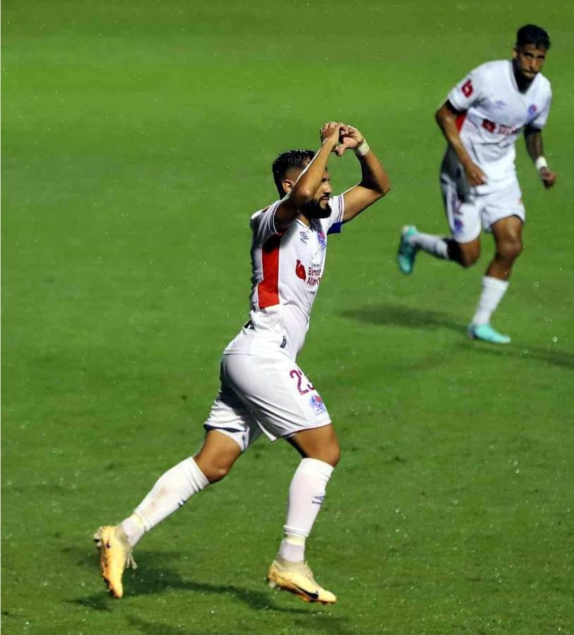 Magistral. Jorge Álvarez está inspirado en el campeonato y se gastó un golazo de tiro libre para el empate de Olimpia ante UPN.