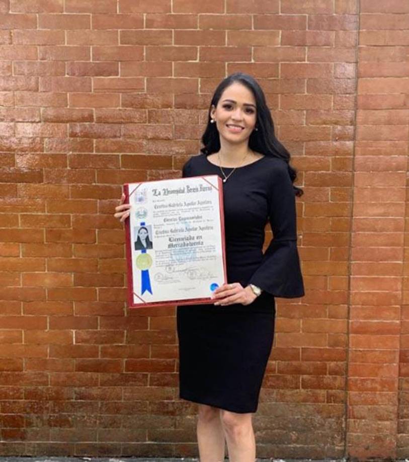 La ahora esposa de Clayvin es Licenciada en Marketing. La chica culminó sus estudios en el 2020. 